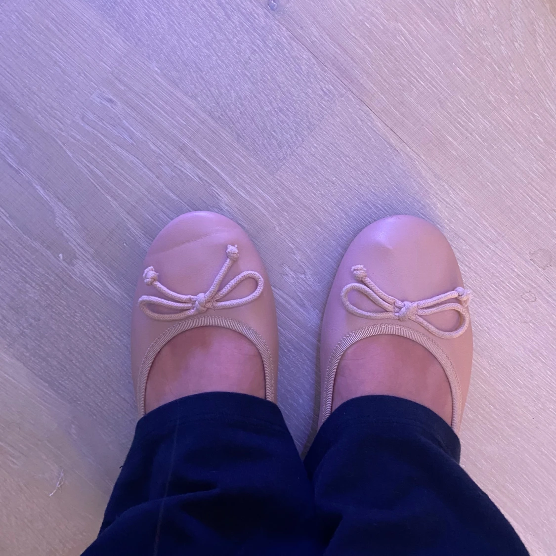 Ljusrosa ballerinaskor med rosett från Alley - 2