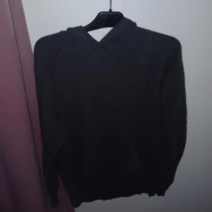 Cashmere hoodie - Har 2 relativt små hål som ses på de 2 sista bilderna,dessa syns inte när man har på sig en. Annars bra skick