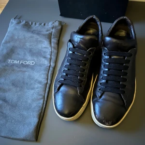 Tom Ford Sneakers - Ok skick, slitna runt om skorna, märken vid tån men generellt bra skick på innersulor och undersulor. Nypris ca 5000kr. Storlek 40-41.  Dustbag medföljer ej. Skriv för mer information🤝