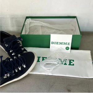 Diemme skor - Snygga Diemme Marostica Low sneakers i marinblå mocka. Storlek 44. Använda några gånger! Extremt bra skick! Fråga vid funderingar. Priset kan variera vid snabb affär!