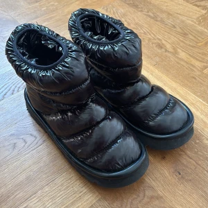 Boots  - Snygga svarta varma fräscha H&M boots till vintern. Jättebra skick. En liten reva på insidan som inte syns. 