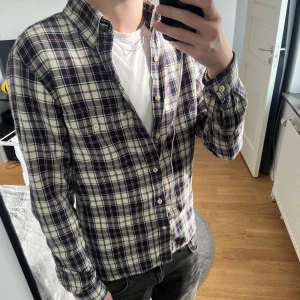 Ralph Lauren skjorta - Rutig skjorta från Ralph Laurens märke Denim & Supply, färg röd/mörkblå/vit, storlek S och jag är 180, materialet är tunnare flanell, skriv vid frågor!