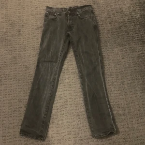 Svarta jeans från Nudie Jeans - Svarta nudie jeans helt nyskick inga defekter använda 1 gång. Säljer billigt eftersom behöver pengarna pris ej hugget i sten kontakta för mer information😁 29/32