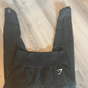 Svarta tränings tajts  från Gymshark - Svarta leggings från Gymshark dom har ett litet hål vid grenen ( kolla på sista bilden) men det är inget som jag tycker man lägger märkte till när man har dom på sig. Jag köpte dom för 300kr och säljer för 100 pga att dom är lite trasiga! ❤️