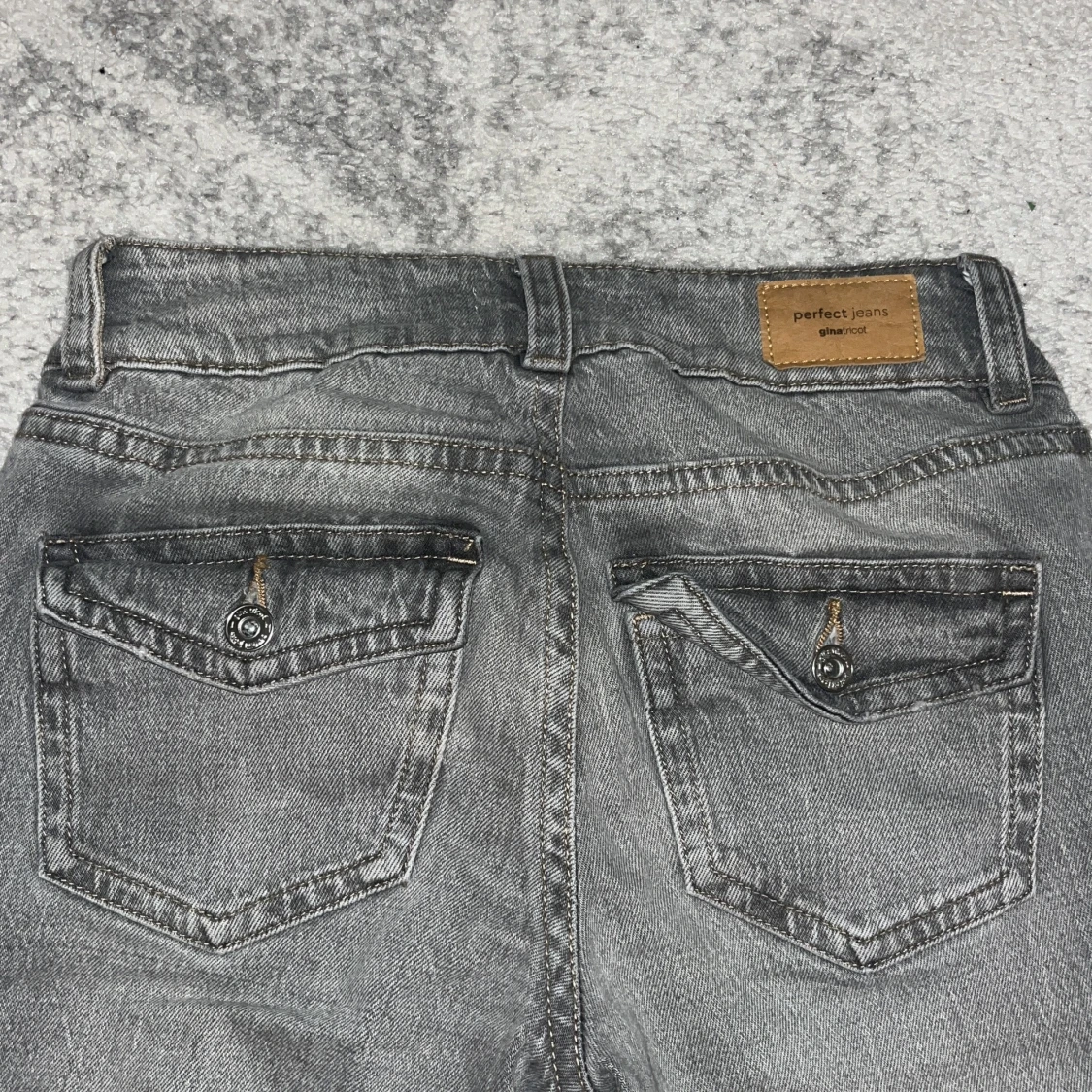 Grå jeans från Gina tricot, stl 34 - 4