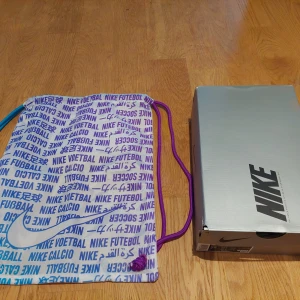 Nike Air Zoom Mercurial Vapor 16 Elite FG Chromatic - Helt nya skor, endast använda en gång, men visade sig vara lite för små.  Du kan se mer information här:  https://www.unisportstore.se/fotbollsskor/nike-air-zoom-mercurial-vapor-16-elite-fg-elite-only-vitmulticolor/384245/?_gl=1*m04sk4*_up*MQ..*_gs*MQ..&gclid=CjwKCAjw2brFBhBOEiwAVJX5GDVvXUFpUbVm9zJj2GZHCp1agbqC_YZ08iSEOHBRfNkR_D6xZ6QgqhoCt68QAvD_BwE&gbraid=0AAAAADlpX56ElGLD98EEZSgp0s8F0Zc6o  Storleken på skorna är 38.  Jag levererar skorna inom Malmö.