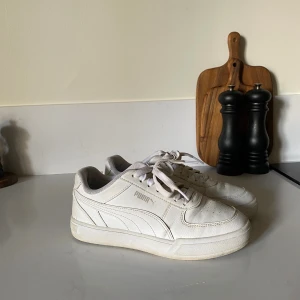Sneakers Puma - Vita sneakers från Puma, tecken på användning då de är smutsiga lite här och var men skicket är det inget som helst fel på. Som nya i fall man tvättar dem!