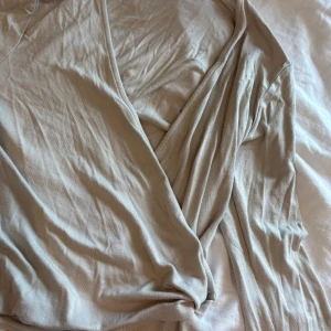 Tröja med knyte i sidan - Tröja med knyte i sidan från lager 157. Jag säljer den eftersom att jag köpte en storlek för stor och använder aldrig den. 