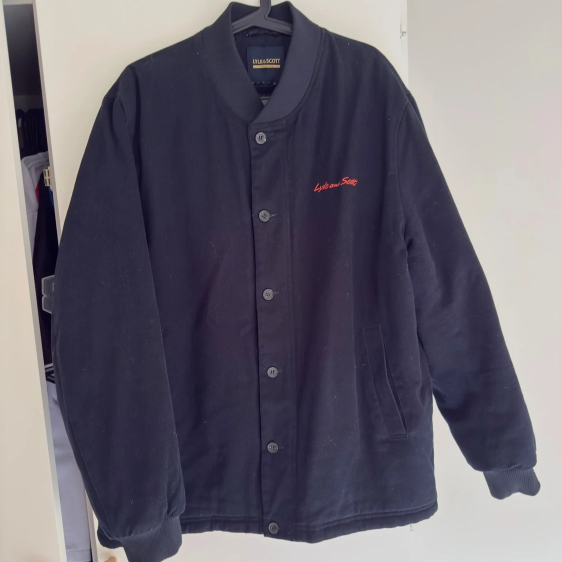 Blå collage jacka från Lyle & Scott