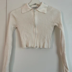 Topp från nakd  - Krämvit topp med dragkedja från nakd, stl xs.