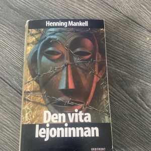 Den vita lejoninnan - En spännande Wallander-deckare av Henning Mankell. Perfekt för dig som gillar mysterier, internationella konspirationer och nervkittlande berättelser. Upptäck en prisbelönt svensk kriminalroman som har fängslat läsare världen över.