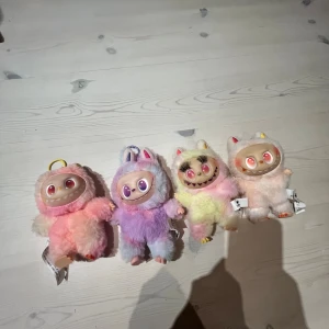 Pop Mart Big Into Energy Vinyl Plush Pendant Blind Box - Fyra färgglada Pop Mart Big Into Energy Lafufun. Jag säljer 4 styckna Lafufun. I olika färger.
