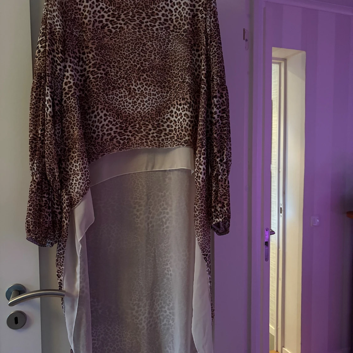 Leopardmönstrad blus med lång baksida från Chica London