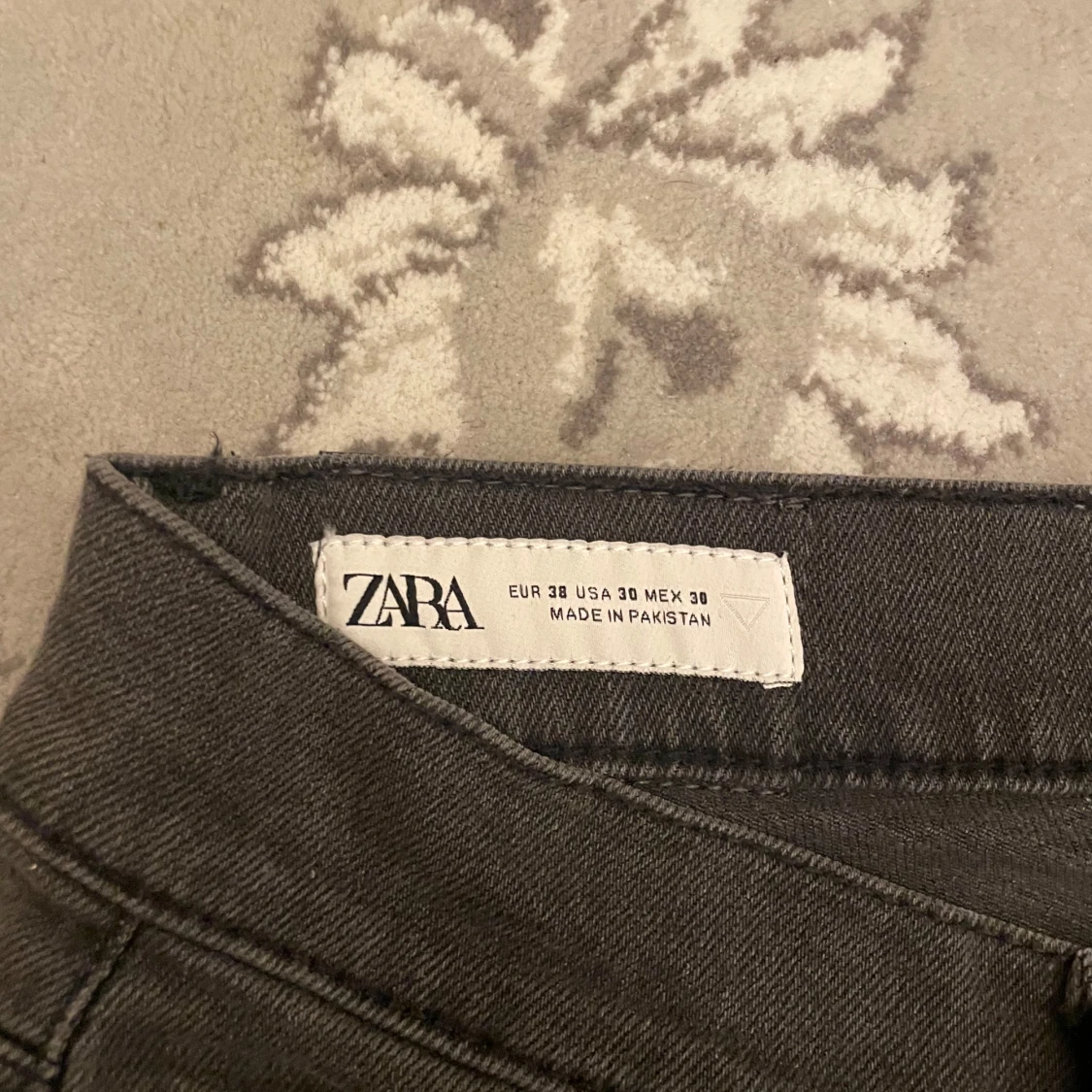Mörkgrå Zara jeans  - 2