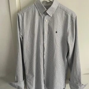 Morris skjorta - Köpt för 1500 på nk i Göteborg, använd 1-2 gånger så alltså helt ny.