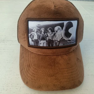 Maggiore keps  - Inköpt för 800 kr Nyskick Säljs nu för 300 kr  https://maggiore.store/products/maggiore-s3-c2-cap  Finns nära Huddinge station