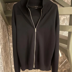 Massimo dutti cardigan - Stilren cardigan från Massimo dutti i storlek L. Nyskick då den knappt är använd. Vid frågor är det bara att höra av sig!
