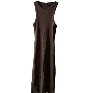 Snygg klänning - Sjukt enkel men snygg klänning från bik bok, stretchigt material å snygg passform. Kan möjligtvis finnas någon mindre defekt😭