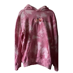 Rosa panter hoodie - Tie dye hoodie me rosa pantern på, använd ett par ggr. Ganska mjukt å skönt material, håller värmen super bra!