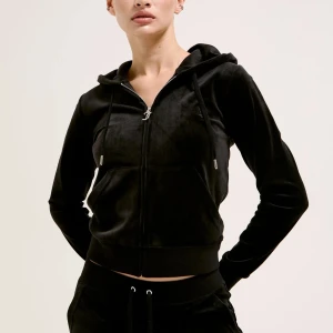 Juicy couture tröja  - Säljer denna fina juicy couture zip tröjan som jag haft i ungefär ett år men aldrig använt så tröjan är i nyskick, inga fläckar och inga defekter, Stolrek S.  nypris 1300 skriv för fler bilder!