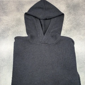 Marinblå Kashmir tröja  - Mysig svart stickad hoodie med huva och långa ärmar. Tröjan har ribbade muddar vid ärmslut och nederkant, samt en klassisk passform som funkar till det mesta. Perfekt för kyliga dagar när du vill vara både bekväm och stilren.