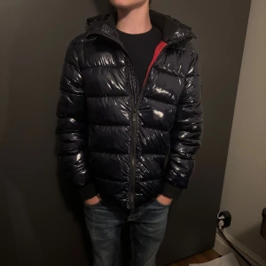 Mörkblå pufferjacka från Rossignol - Snygg mörkblå pufferjacka från Rossignol med glansig finish och broderad logga på ärmen. Nypris är 5700 men mitt pris är 899!! Skriv vid frågor eller funderingar 