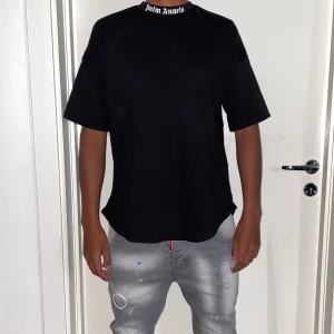 Palm angels oversize strl S - Säljer en helt ny Palm angels t shirt i storlek S. Oversize. Fin replika med grym kvalitet. Pris: 500kr. Först till kvarn. Skickas direkt inom 24 timmar 