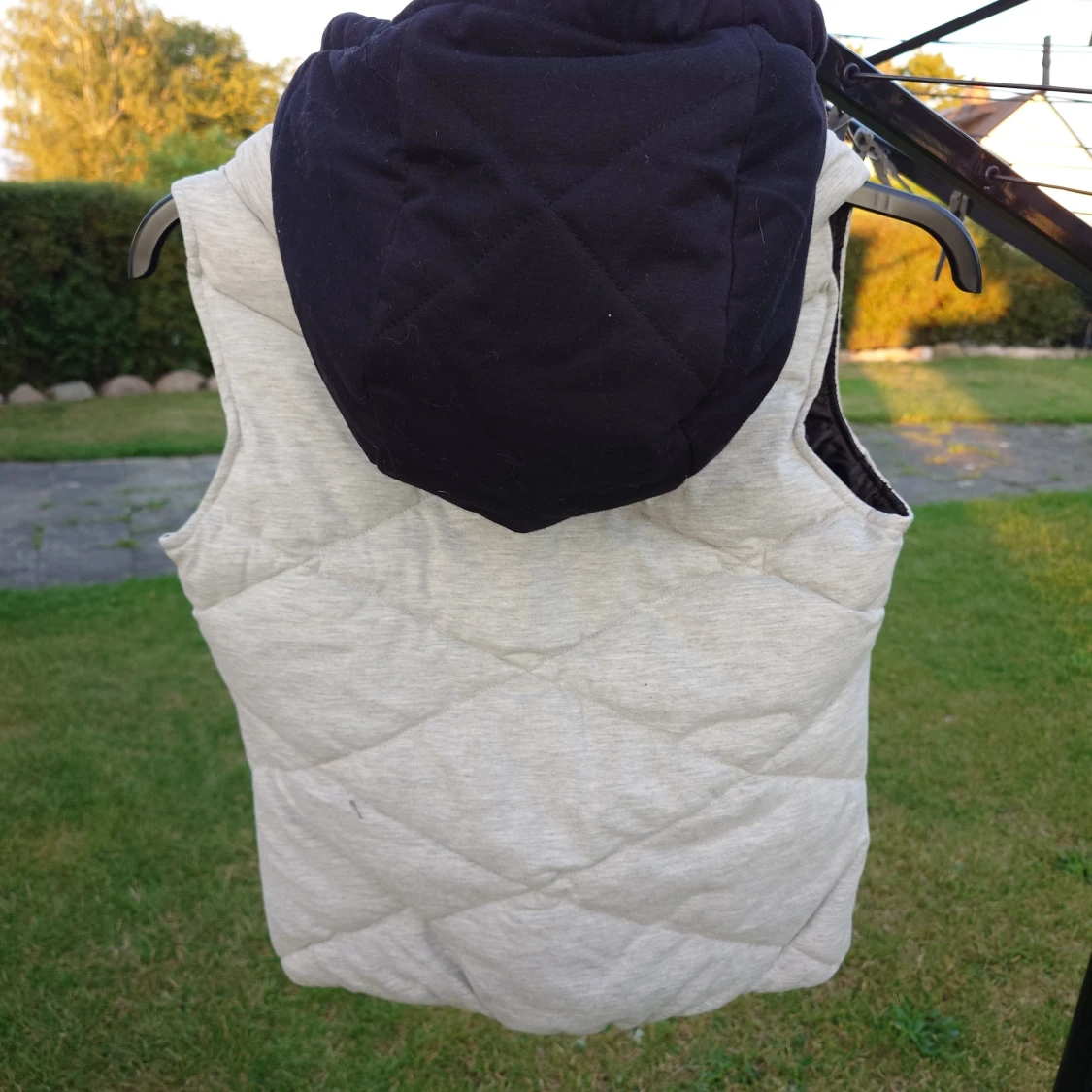 Ljusgrå quiltad dunväst med huva - 3