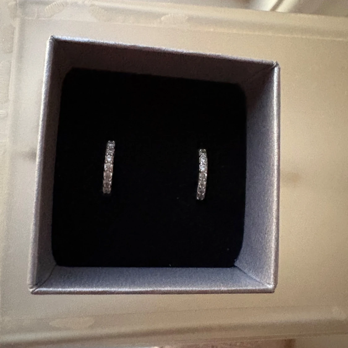 Glittriga silverörhängen i hoops