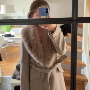 Beige kappa med fuskpäls och bälte - Den perfekta höst kappan, pälsen är avtagbar🍁🍂kappan är endast använd två gånger så finns inga tecken på använding🩷nypris 1300