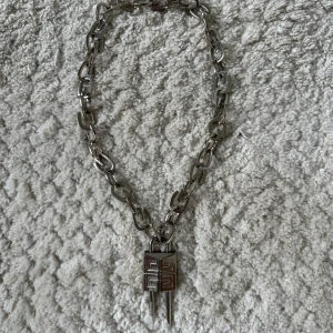 Givenchy padlock necklace - Givenchy padlock necklace silverfärgad metall med grova länkar och en unik låsdetalj med Givenchy-logga. Kedjan är cirka 60 cm lång. 