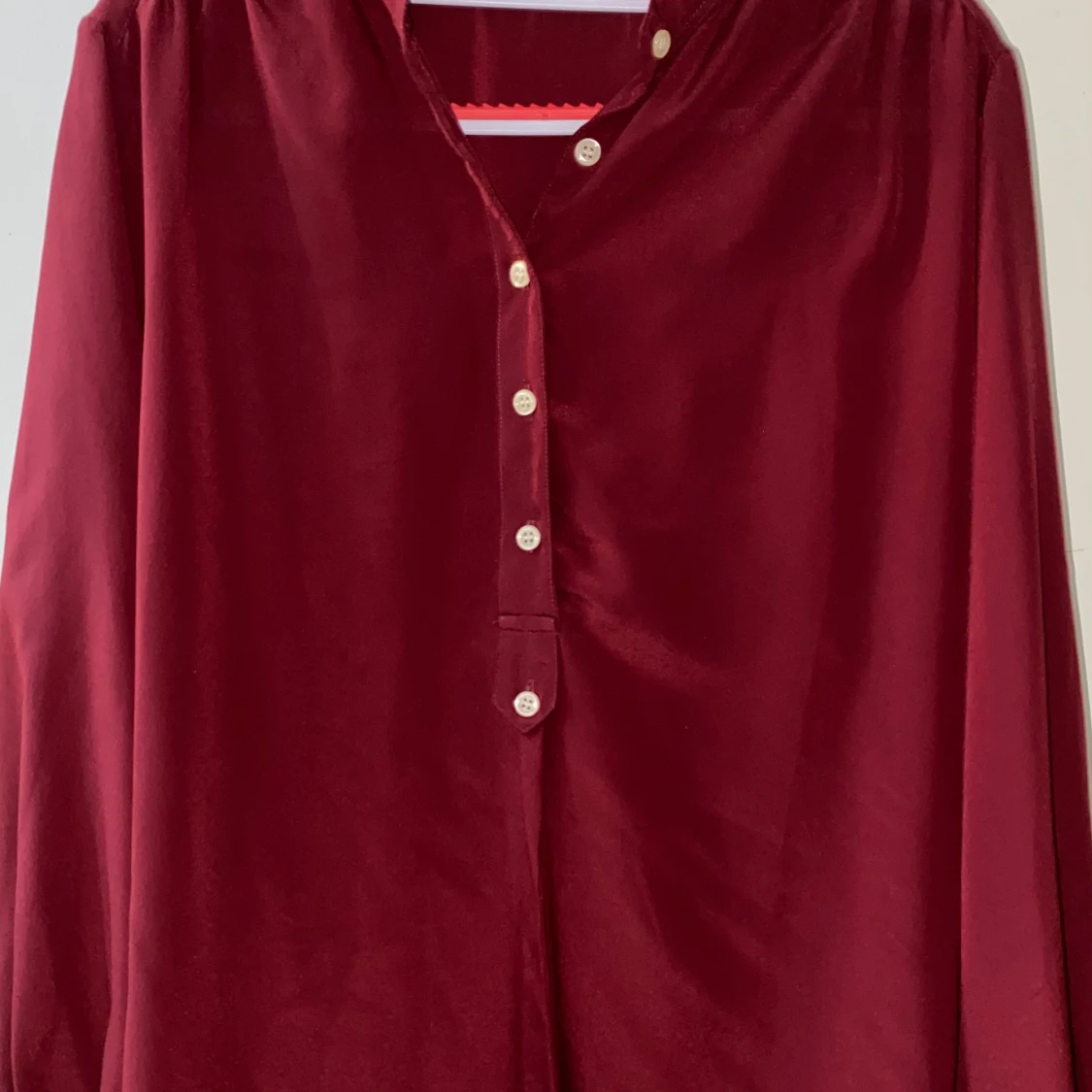 Vinröd henley-skjorta i satinlook