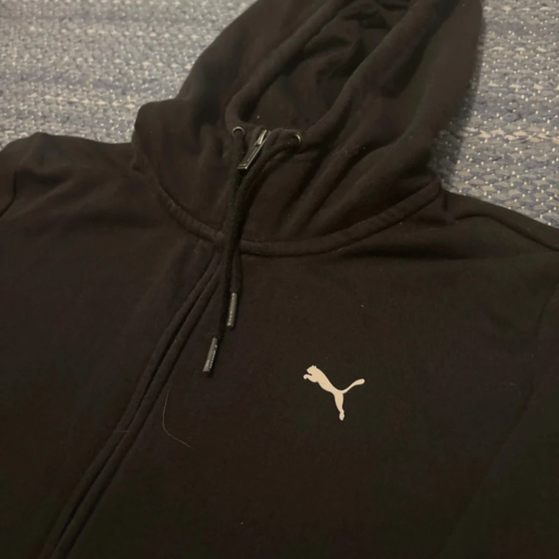 Svart hoodie från Puma med dragkedja - 1