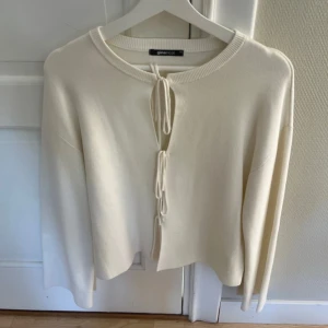 Vit kofta med knytningar  - Vit kofta med knytningar från Gina Tricot. I nyskick, endast utan prislapp. 