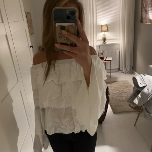 Vit volangblus - (Den har legat i min garderob så den e skrynklig nu bara) 🩷Säljer en superfin vit blus med offshoulder-modell och vida ärmar. Toppen har flera lager volanger upptill. Materialet är lätt och luftigt, pris kan diskuteras 💕