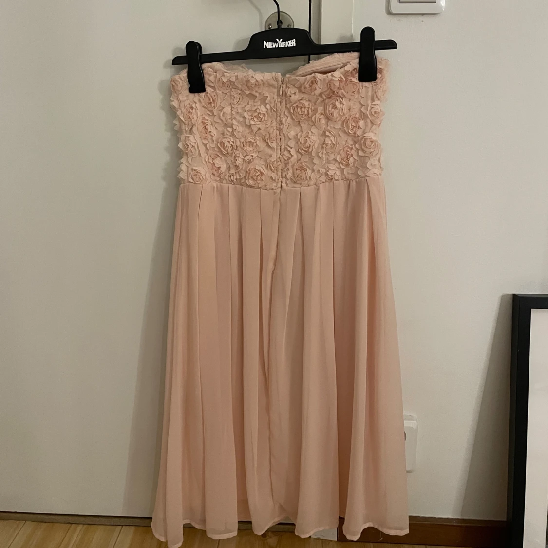 Ljusrosa axelbandslös klänning med rosor - 1