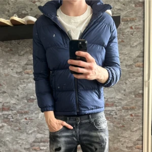 Ralph lauren dunjacka - Säljer denna snygga Ralph lauren jackan!⭐️Skicket är väldigt bra utan defekter / NYPRIS = 4000kr!🙌Storlek S passar mellan 170-180!🤝Modellen e ca 190 men jackan är liten!👍Hör gärna av er om ni har funderingar!⭐️