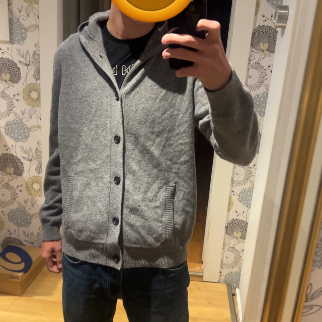 Grå kofta med huva från Less Worries