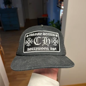 Chrome Hearts keps - Chrome Hearts keps | priset är inte hugget i sten, går att diskuteras vid snabb affär | Hör av dig om du har frågor | Versatile keps som passar med många olika klädstilar!😉