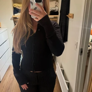 Svart kofta med ribbad midja  - Svart kofta från Nelly med ribbad midja och ett ganska tjockt material. Super fin att ha över ett line och passar till allt!❤️Passar till både XS och S 