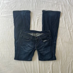Lågmidjade jeans  - Bra skick, urtvättade (materialet tunnare) mått: midjemått rakt över 40,5 grenhöjd 18 benöppning 24 innerbenslängd 83,5 cm❤️ jag är 180