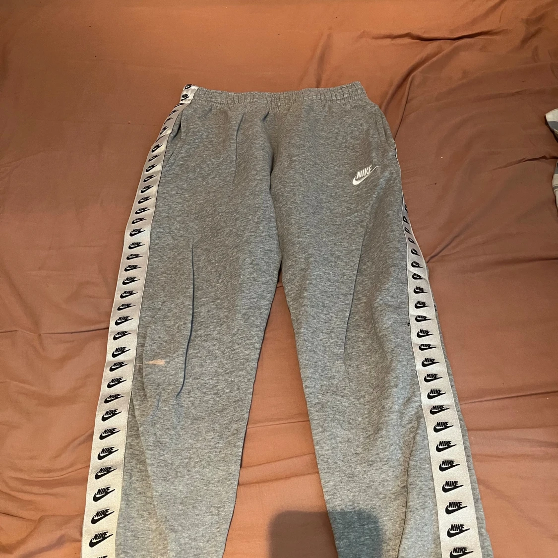 Grå mjukisbyxor från Nike med logga