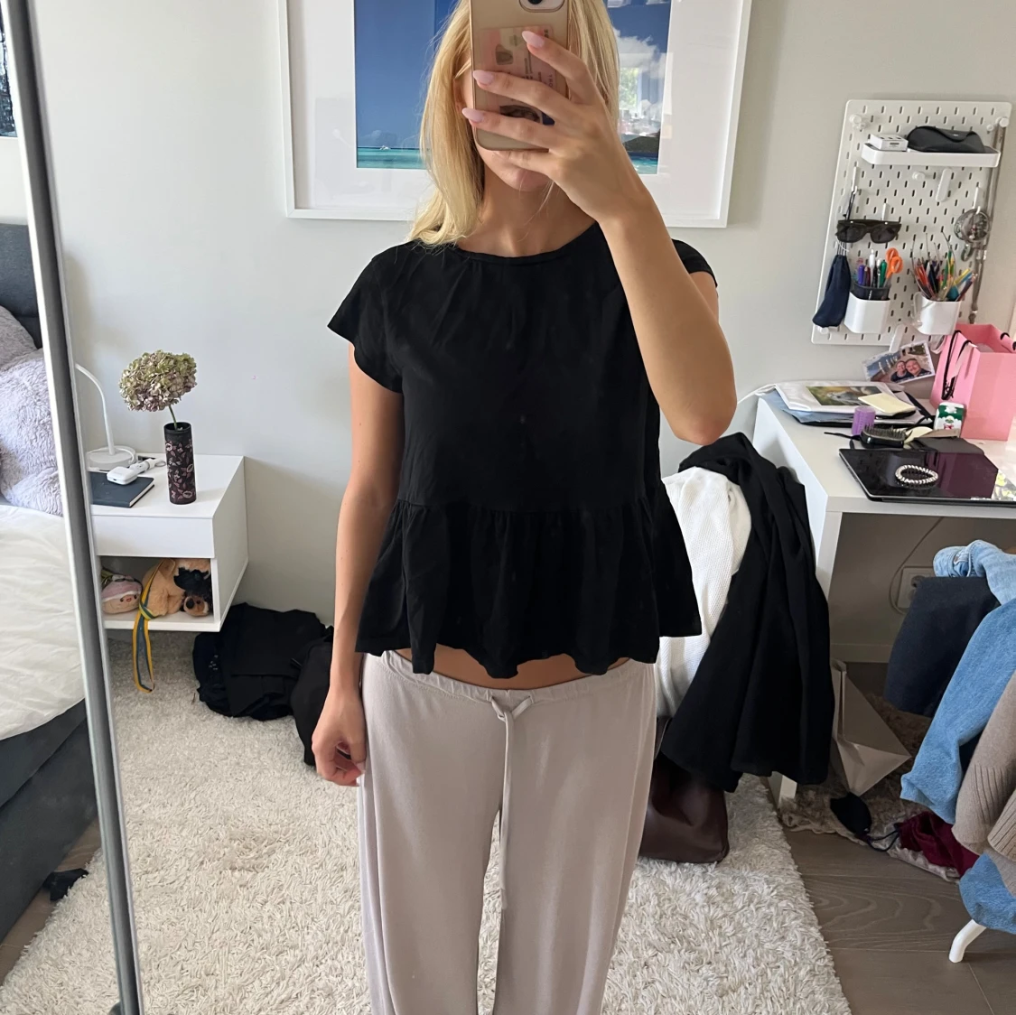 Svart volangblus med kort ärm - 1