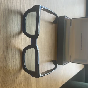 Chimi the Colton mörkblå  - Säljer mina Chimi the Colton i mörkblå färg. Chimi x Gstaad Guy collab limited edition. Linserna blir mörka när de exponeras för solljus. Nypris låg på 1600kr tror jag men kan minnas fel. Glasögon är i mycket bra skick men fodralet har fått lite stryk men det syns/märks knappt. Inget paketering saknas.