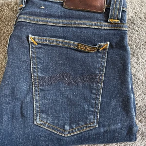Blåa Nudie Jeans - Blåa Nudie Jeans||Skick 8/10 bara en lagning vid skrevet||Storlek 30/32||Modell Skinny Lin||Skriv vid minsta intresse||