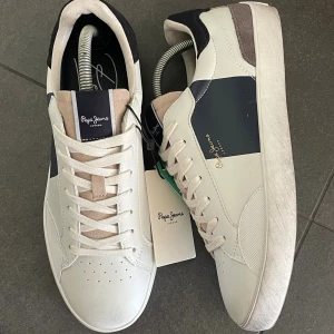 Pepe Jeans skor - Säljer ett par helt nya Pepe Jeans sneakers i färgen navy | Stolek 42 | De är riktigt snygga och eftertraktade och är slutsålda nästan överallt! | De kostar i vanliga fall 1100kr men mitt pris är 800kr | Hör av dig vid frågor!