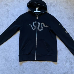 Limited edition CLDST(coldest) rhinestone full zip hoodie - Rhinestone hoodie från CLDST(coldest) som inte säljs längre. Orm symbol på bröstet och även detaljer på armarna. Passar både S och M. Pris kan diskuteras