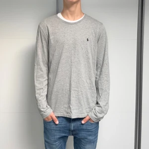 Ralph Lauren tröja  - Ralph Lauren tröja | Skick: 7/10 | Strl M | Pris - 499 | Fraktar via Postnord eller Instabox på köparens bekostnad | Hör av dig vid minsta fråga eller fundering//CL