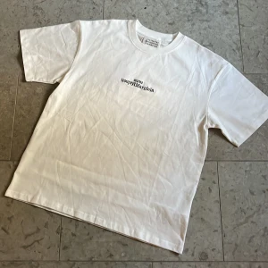 Vit Maison Margiela t-shirt - Säljer denna vita t-shirt från MM6 med broderad logga i storlek M, tröjan är i toppskick och fraktas inom 24h✅