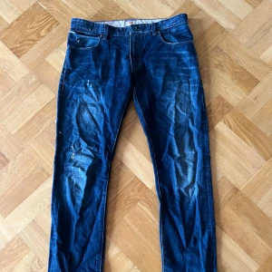 Riktigt snygga vintage Hugo Boss jeans - Riktigt snygga, 36/36 i hilfigers storlek men sitter perfekt om man har typ 32 i midja med ett bälte och är som en 34a i längden.